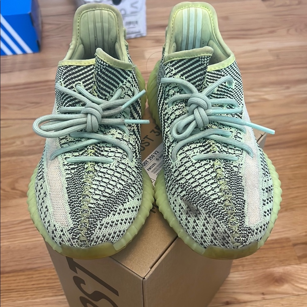 Adidas Yeezy Boost 350 V2
Original box
GOAT verified